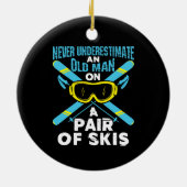 Never Underestimate an Old Man Pair of Skis Keramisch Ornament (Achterkant)