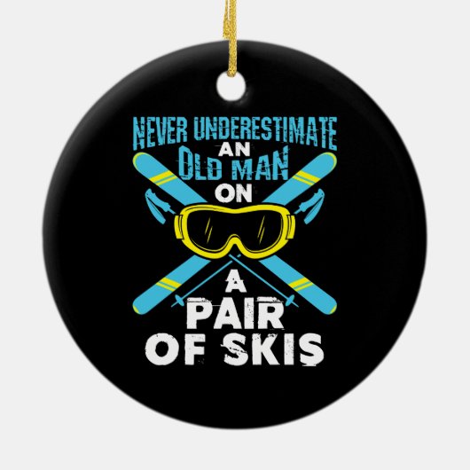 Never Underestimate an Old Man Pair of Skis Keramisch Ornament (Achterkant)