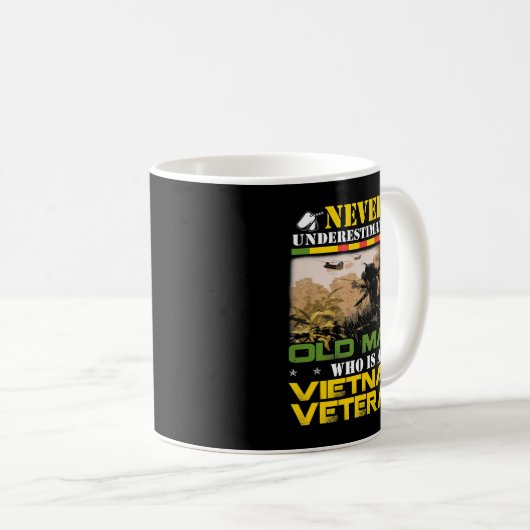 Never Underestimate an OLD MAN Vietnam Veteran Fat Koffiemok (Voorkant rechts)