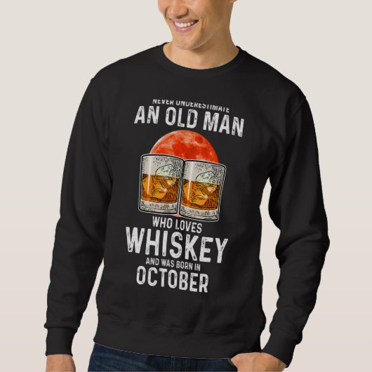 Never Underestimate An Old Man Who Loves Whiskey O Trui (Voorkant)