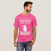 Never Underestimate An Old Man Who Photography T-shirt (Voorkant volledig)