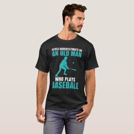 Never underestimate an old Man who plays Baseball T-shirt (Voorkant volledig)