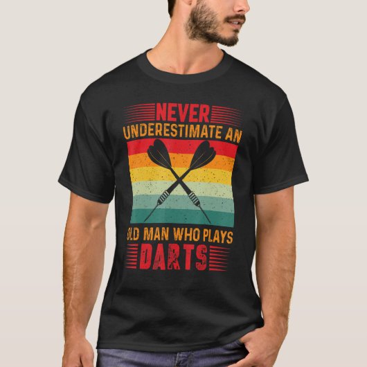 Never Underestimate An Old Man Who Plays Darts Pla T-shirt (Voorkant)