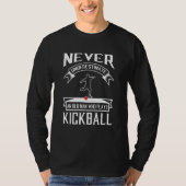 Never Underestimate An Old Man Who Plays Kickball T-shirt (Voorkant)