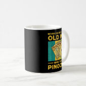 Never Underestimate An Old Man Who Plays Nochle No Koffiemok (Voorkant rechts)