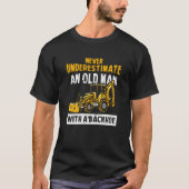 Never Underestimate An Old Man With A Backhoe Exca T-shirt (Voorkant)