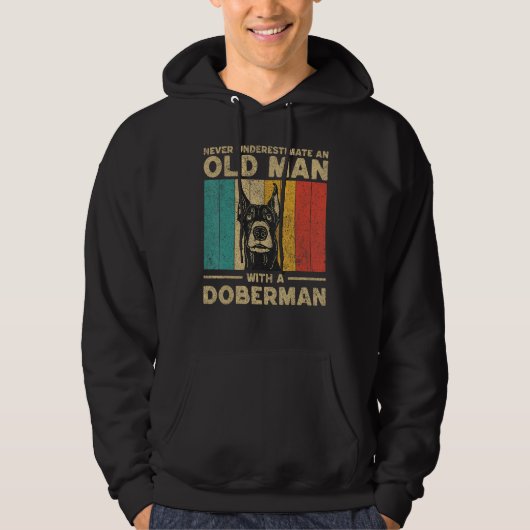 Never Underestimate An Old Man With A Doberman Pin Hoodie (Voorkant)