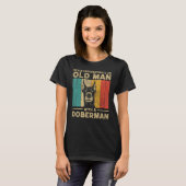 Never Underestimate An Old Man With A Doberman Pin T-shirt (Voorkant volledig)