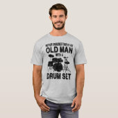 Never Underestimate An Old Man With A Drum Set T-shirt (Voorkant volledig)
