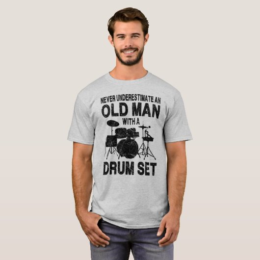 Never Underestimate An Old Man With A Drum Set T-shirt (Voorkant volledig)