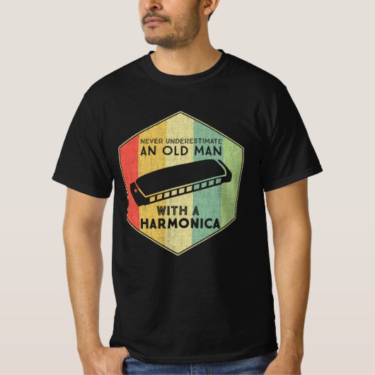 Never Underestimate An Old Man With A Harmonica T-shirt (Voorkant)