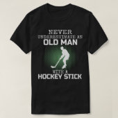 Never Underestimate An Old Man With A Hockey Stick T-shirt (Design voorkant)