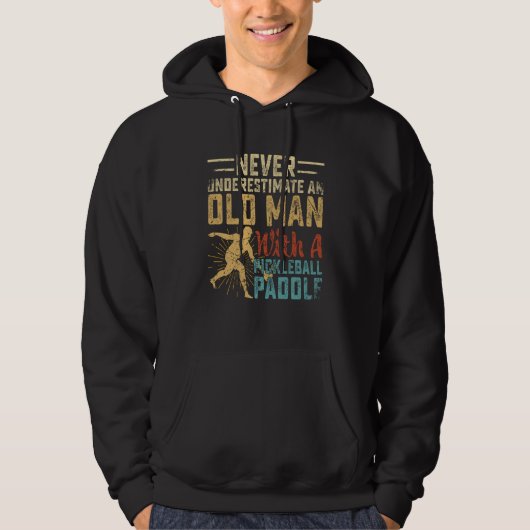 Never Underestimate An Old Man With A Pickleball P Hoodie (Voorkant)