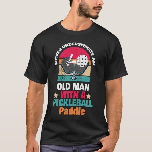 Never Underestimate An Old Man With a Pickleball T-shirt (Voorkant)
