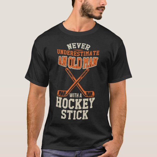 Never Underestimate An Old Man With A Stick Old Ma T-shirt (Voorkant)