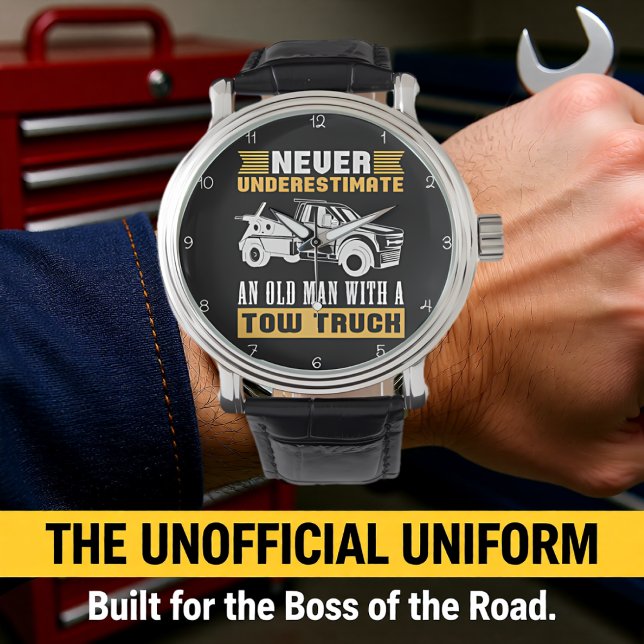 NEVER UNDERESTIMATE AN OLD MAN WITH A TOW TRUCK HORLOGE (Creator heeft geüpload)