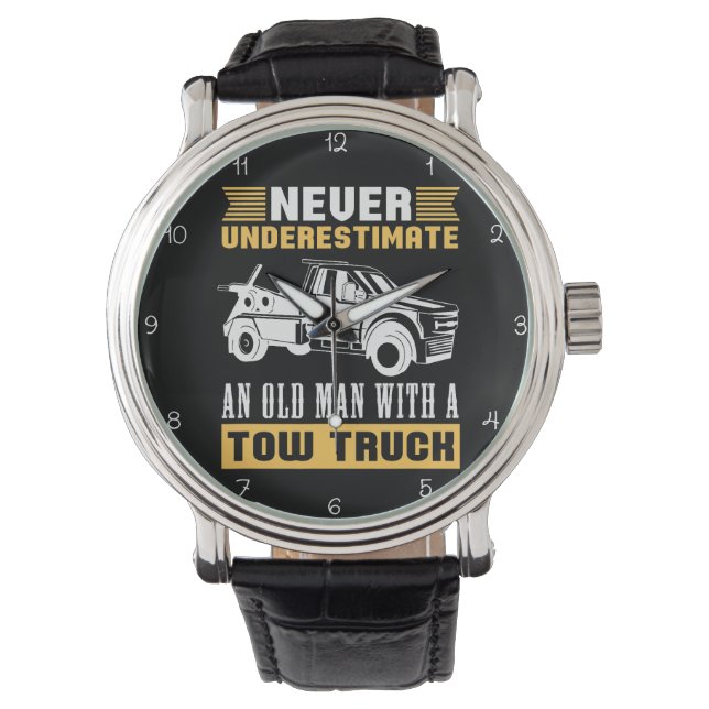 NEVER UNDERESTIMATE AN OLD MAN WITH A TOW TRUCK HORLOGE (Voorkant)