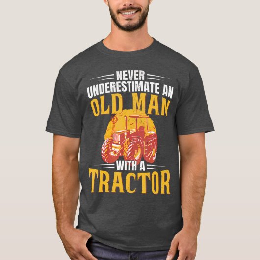 Never Underestimate An Old Man With A Tractor Funn T-shirt (Voorkant)