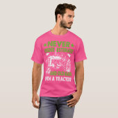 Never Underestimate An Old Man With A Tractor T-shirt (Voorkant volledig)