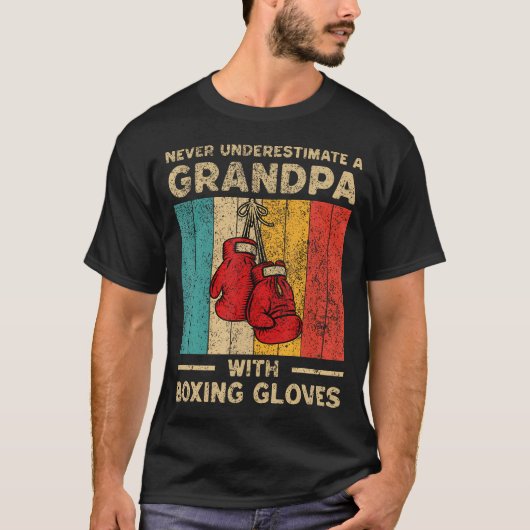 Never Underestimate An Old Man With Boxing Gloves  T-shirt (Voorkant)