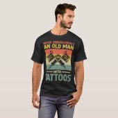 Never Underestimate An Old Man With Tattoos T-shirt (Voorkant volledig)