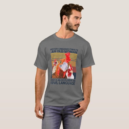 Never Underestimate An Old Woman Fluent In Fowl La T-shirt (Voorkant volledig)