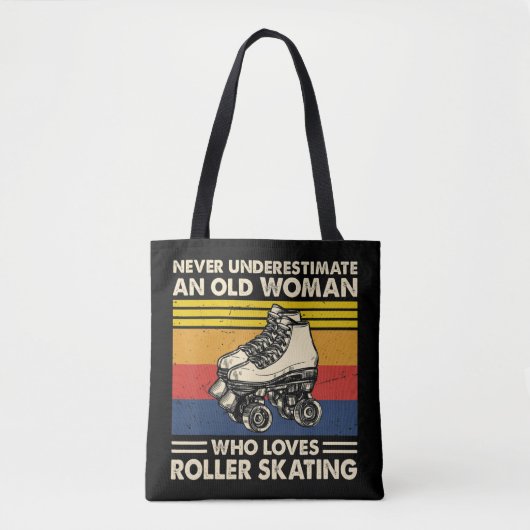 Never underestimate an old woman loves roller skat tote bag (Voorkant)