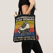 Never underestimate an old woman loves roller skat tote bag (Dichtbij)