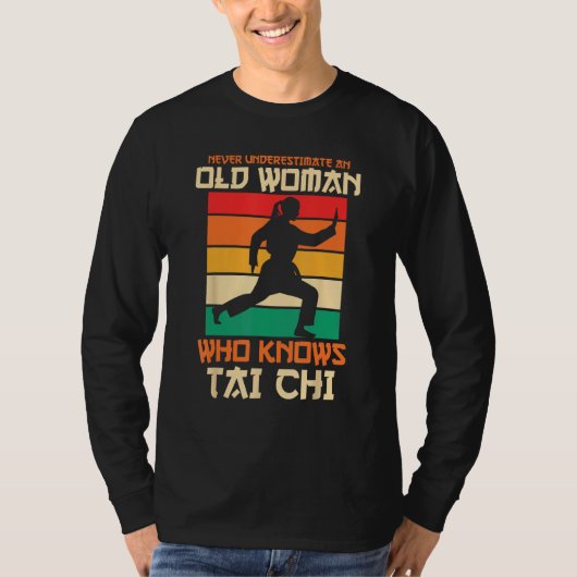 Never Underestimate An Old Woman Who Knows Tai Chi T-shirt (Voorkant)