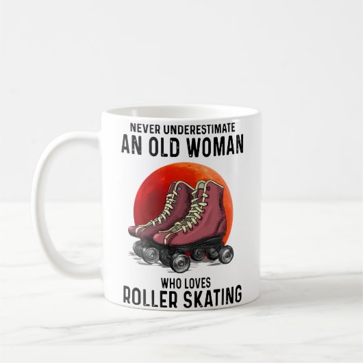 Never Underestimate An Old Woman Who Loves Roller Koffiemok (Links)