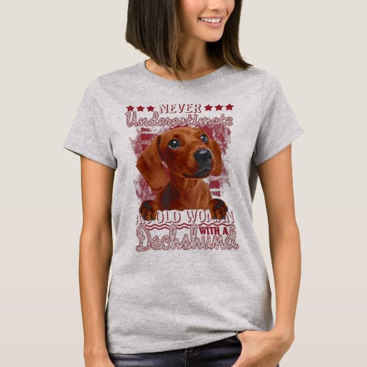Never Underestimate An Old Woman With A Dachshund T-shirt (Voorkant)