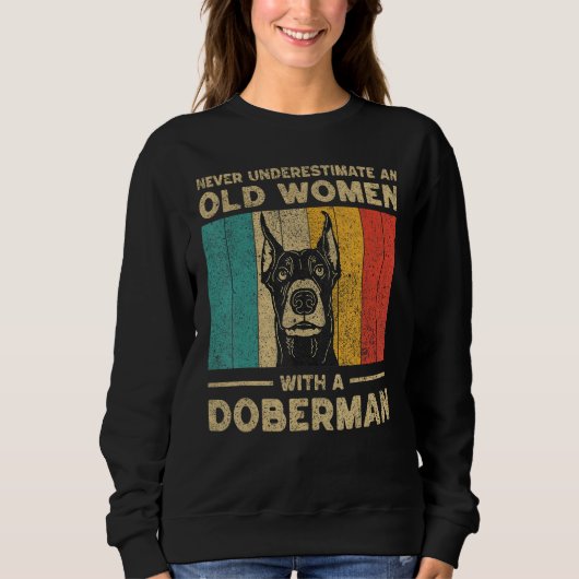 Never Underestimate An Old Women With A Doberman P Trui (Voorkant)