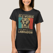 Never Underestimate An Old Women With A Labrador T-shirt (Voorkant)
