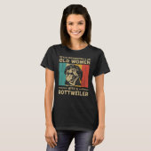 Never Underestimate An Old Women With A Rottweiler T-shirt (Voorkant volledig)