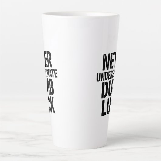 "Never Underestimate Dumb Luck" Saying Latte Mok (Voorkant)