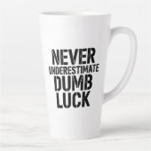 "Never Underestimate Dumb Luck" Saying Latte Mok (Rechts)