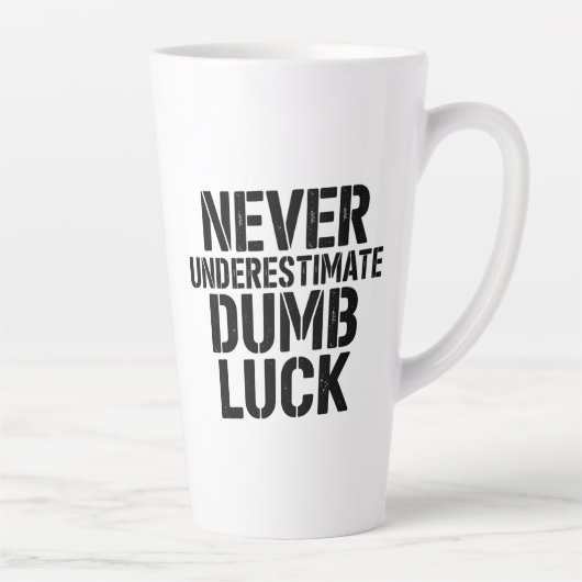 "Never Underestimate Dumb Luck" Saying Latte Mok (Rechts)