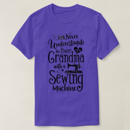 Never Underestimate Grandma With A Sewing Machine  T-shirt (Design voorkant)