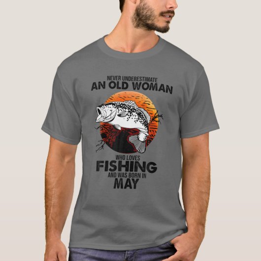 Never Underestimate Old Woman Loves Fishing Born T-shirt (Voorkant)