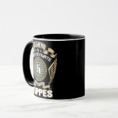 NEVER_UNDERESTIMATE_POWER_OF_A_HOPPES MOK (Voorkant links)