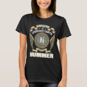 NEVER_UNDERESTIMATE_POWER_OF_A_HUMMER T-SHIRT (Voorkant)