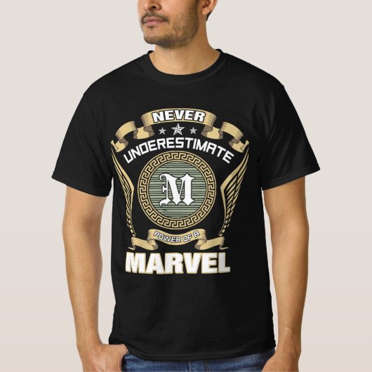NEVER_UNDERESTIMATE_POWER_OF_A_MARVEL T-SHIRT (Voorkant)