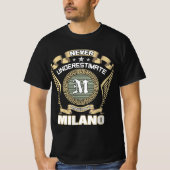 NEVER_UNDERESTIMATE_POWER_OF_A_MILANO T-SHIRT (Voorkant)