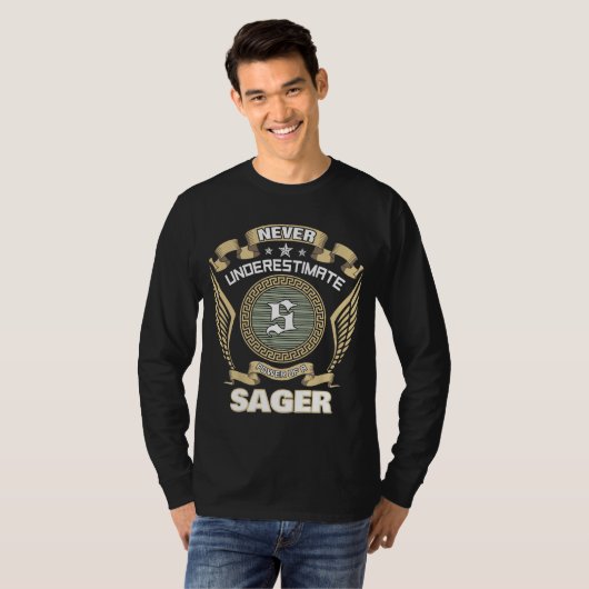 NEVER UNDERESTIMATE POWER OF A SAGER T-SHIRT (Voorkant volledig)