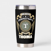 NEVER_UNDERESTIMATE_POWER_OF_A_THOMA GEÏSOLEERDE DRINKBEKER (Voorkant)