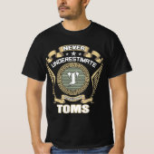NEVER_UNDERESTIMATE_POWER_OF_A_TOMS T-SHIRT (Voorkant)