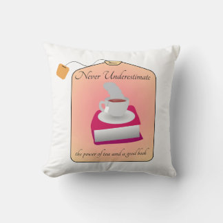 Never Underestimate Power of Tea and a Good Book Kussen