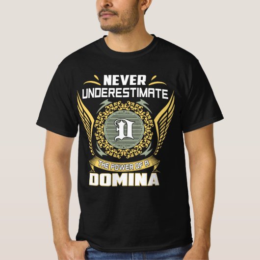 Never Underestimate The Power Of A Domina T-shirt (Voorkant)