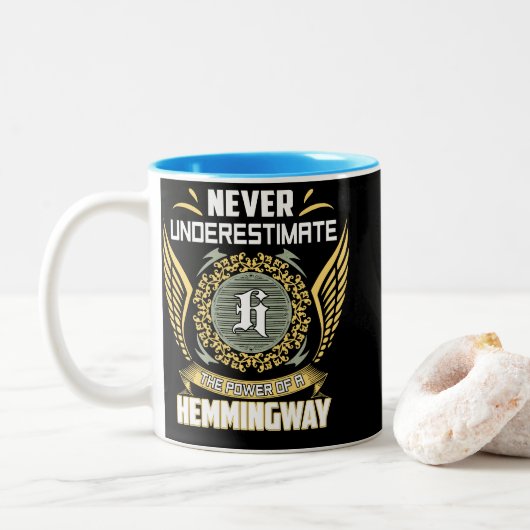 Never Underestimate The Power Of A Hemmingway Tweekleurige Koffiemok (Met donut)