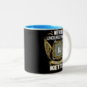 Never Underestimate The Power Of A Kettle Tweekleurige Koffiemok (Voorkant rechts)